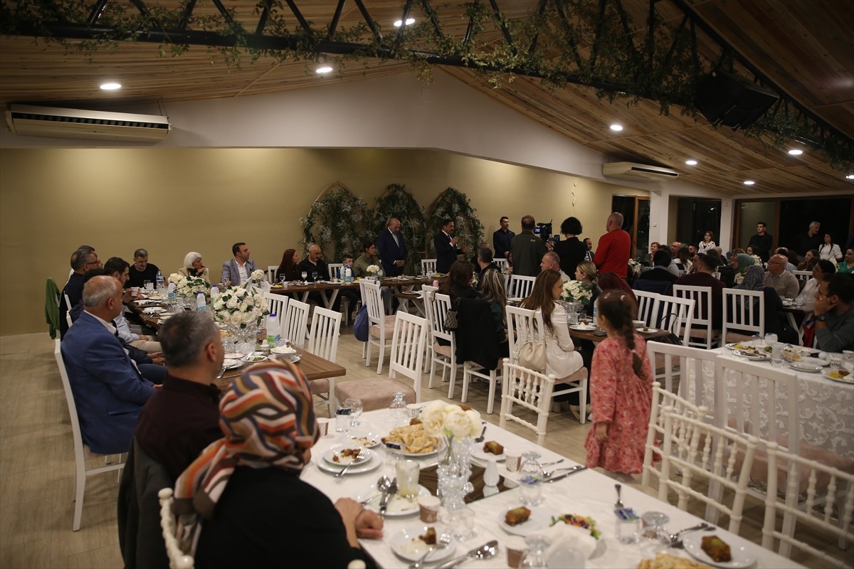 Antakya Medeniyetler Korosu Derneği tarafından düzenlenen iftar yemeğinde üç semavi din ile 6...