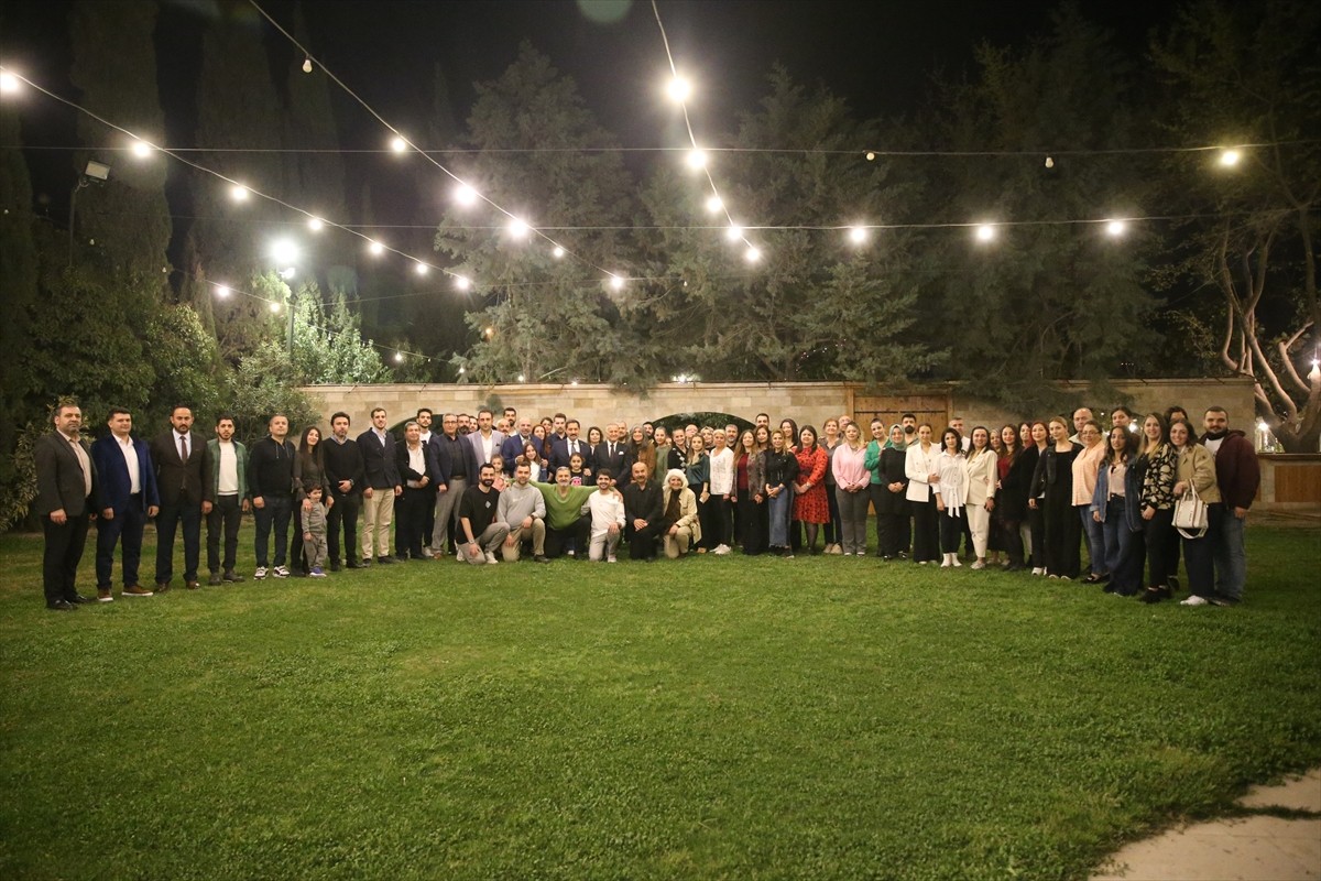 Antakya Medeniyetler Korosu Derneği tarafından düzenlenen iftar yemeğinde üç semavi din ile 6...