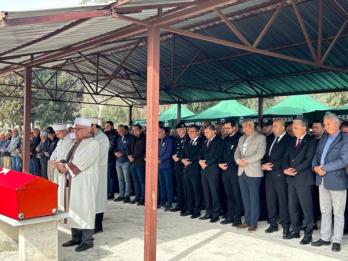 Antalya'da 53 yaşında hayatını kaybeden gazi İlhan Uçar, düzenlenen törenle son yolculuğuna...