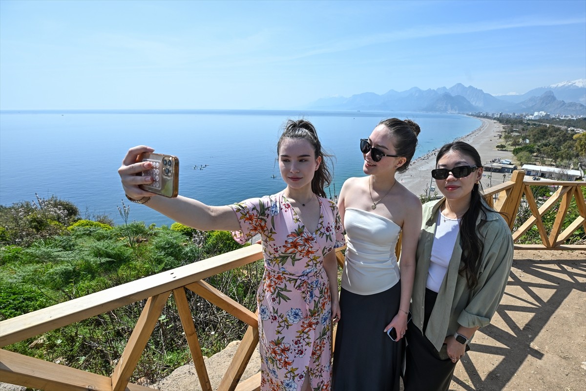 Antalya'da güneşli havayı değerlendirmek isteyen kent sakinleri ve turistler sahillerde yoğunluk...