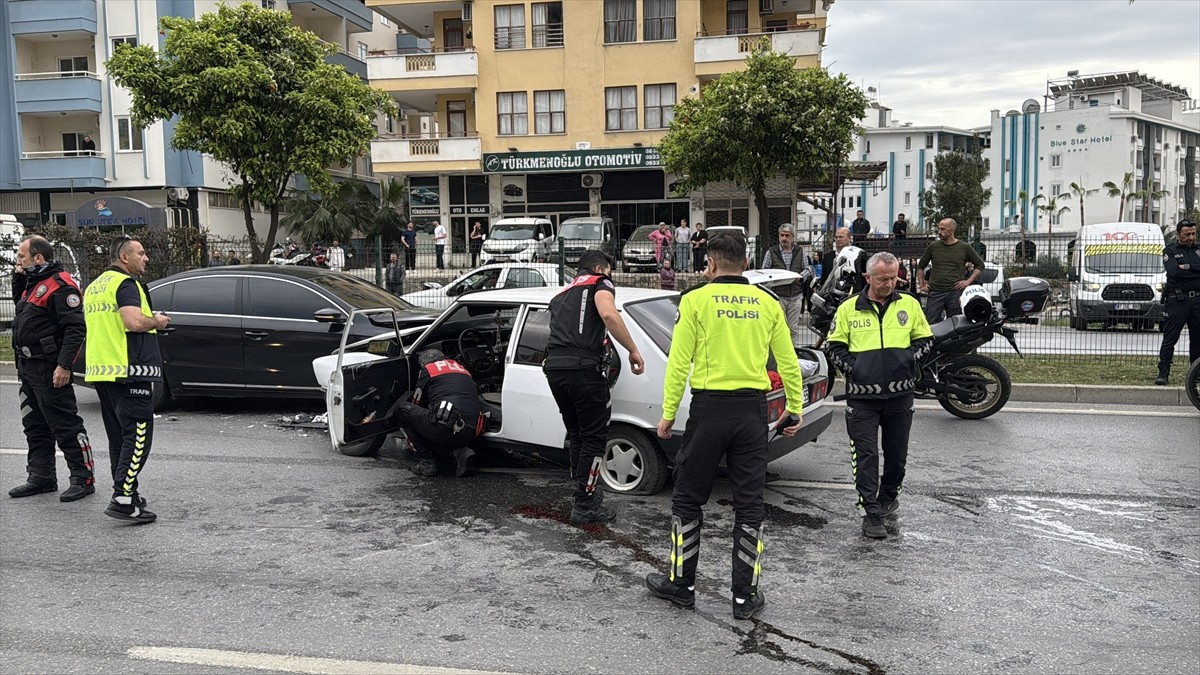 Antalya'nın Alanya ilçesinde polisin "dur" ihtarına uymayan sürücü, otomobilin başka bir araca...