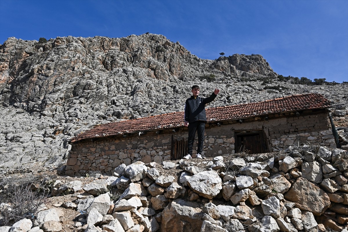 Antalya'nın Elmalı ilçesinde futbol oynarken Bocce sporuyla tanışan çiftçi ailenin çocuğu Yusuf...