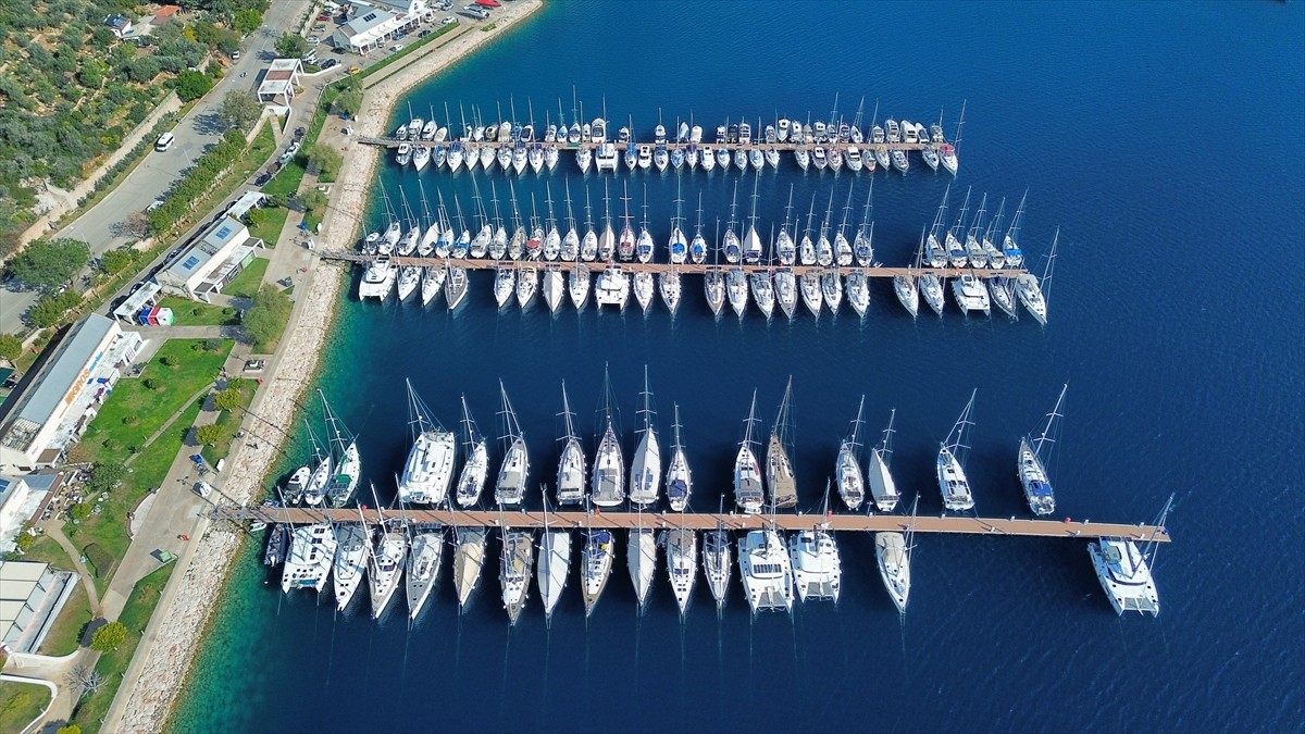 Antalya'nın Kaş ilçesinde kış döneminde bakım ve onarım için karaya çekilen tur tekneleri, yaz...