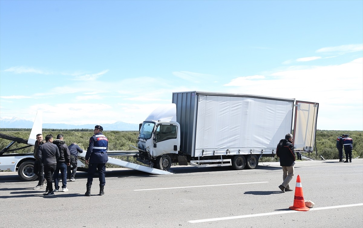 Antalya'nın Kepez ilçesinde otomobil ile kamyonetin çarpışması sonucu 1 kişi öldü, 2 kişi...