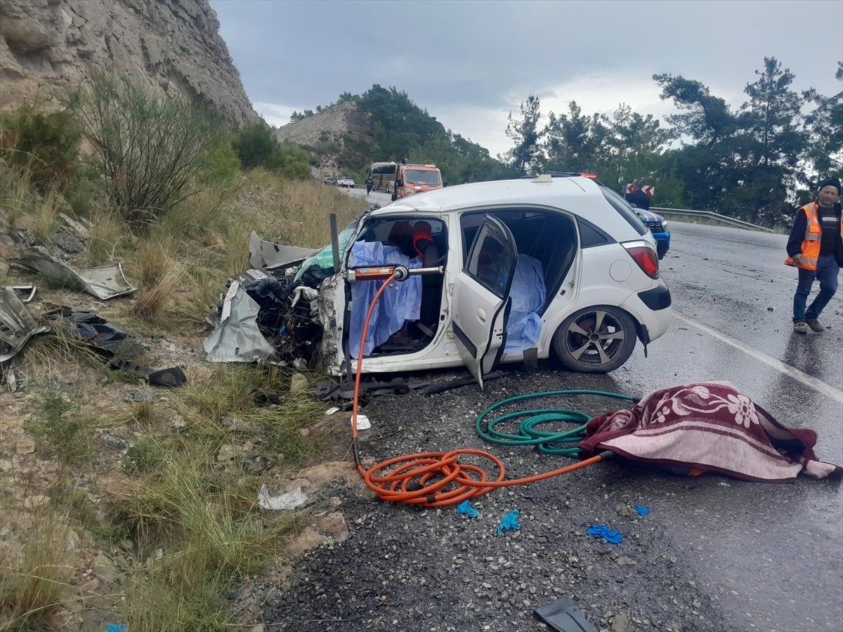 Antalya'nın Manavgat ilçesinde, yolcu otobüsüyle çarpışan otomobildeki aynı aileden 2 kişi öldü, 4...
