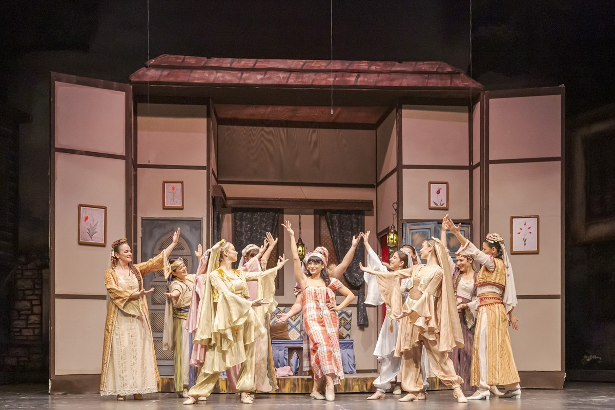 Antalya Devlet Opera ve Balesi (DOB), "7 Kocalı Hürmüz" müzikalini sanatseverlerle...