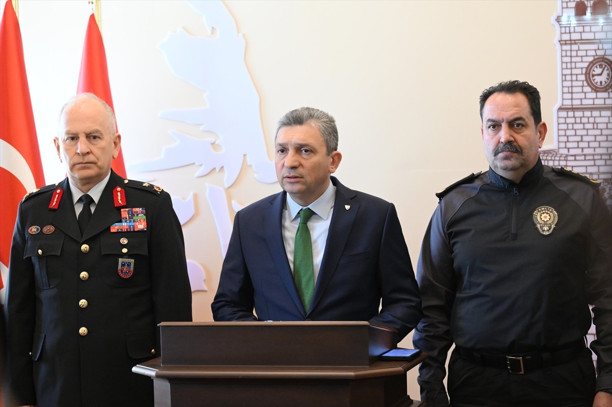 Antalya Valisi Hulusi Şahin (ortada), Valilikte düzenlenen "Antalya'nın Huzuru Güvenlik ve Asayiş...