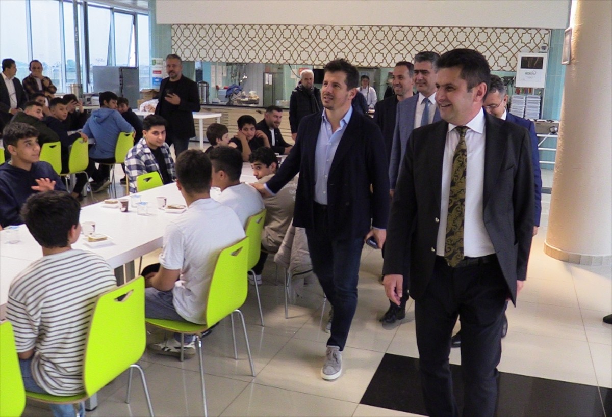 Antalyaspor Başkanı Sinan Boztepe (solda) ve Antalyaspor Teknik Direktörü Emre Belözoğlu (ortada)...