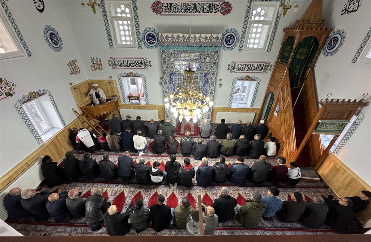 Ardahan'da Ramazan Bayram namazı camilerde eda edildi. Yeni Mahalledeki Hacı Mikail Nalbant...