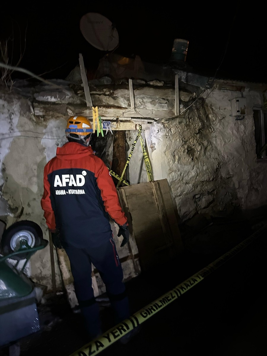 Ardahan'da tek katlı toprak evin çökmesi sonucu 1 kişi yaralandı.