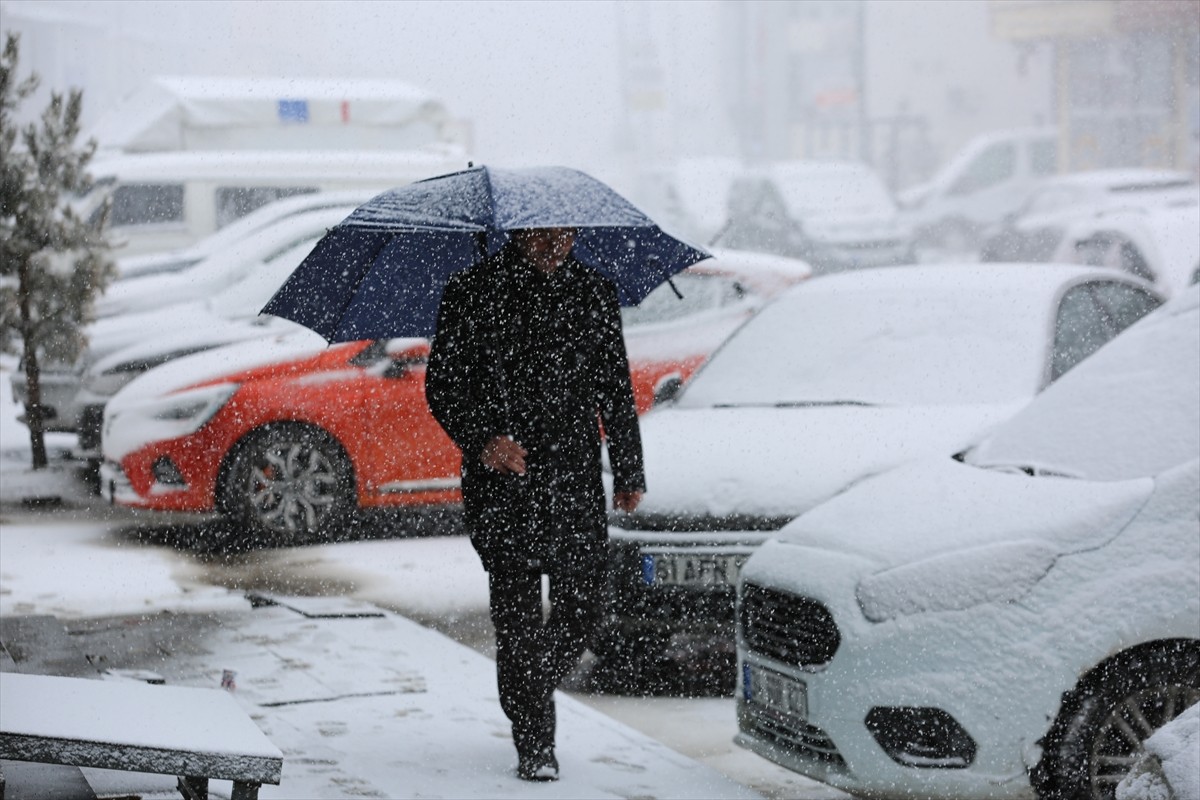 Ardahan'ın Göle ilçesinde kar yağışı etkili oldu. Yağışın ardından cadde ve sokaklar beyaza...