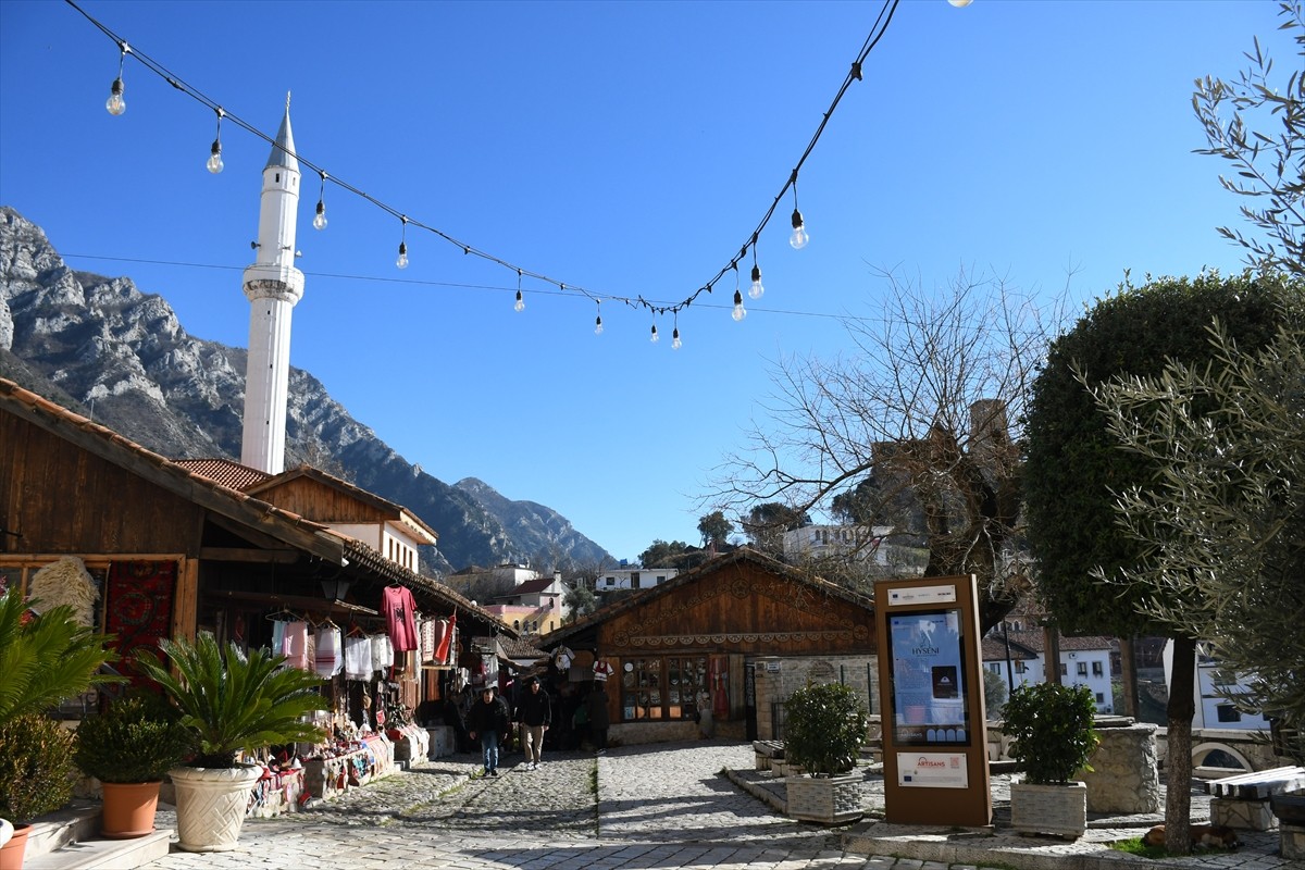 Arnavutluk'un Kruja (Akçahisar) şehrinde bulunan eski Akçahisar Çarşısı'ndaki esnaf, atölye ve...