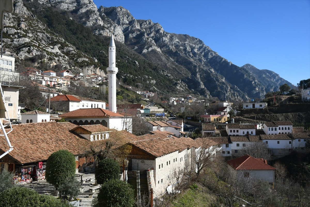 Arnavutluk'un Kruja (Akçahisar) şehrinde bulunan eski Akçahisar Çarşısı'ndaki esnaf, atölye ve...