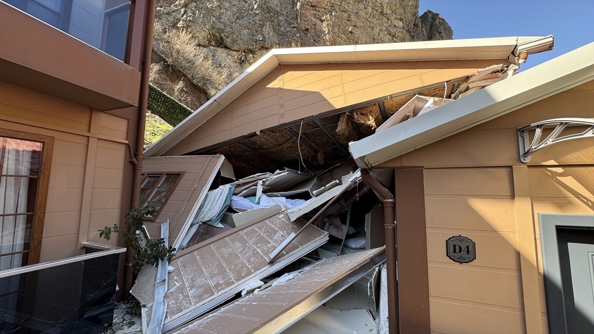 Artvin'de yaşanan heyelanda butik otel olarak hizmet veren bir tesisin bazı bölümleri...