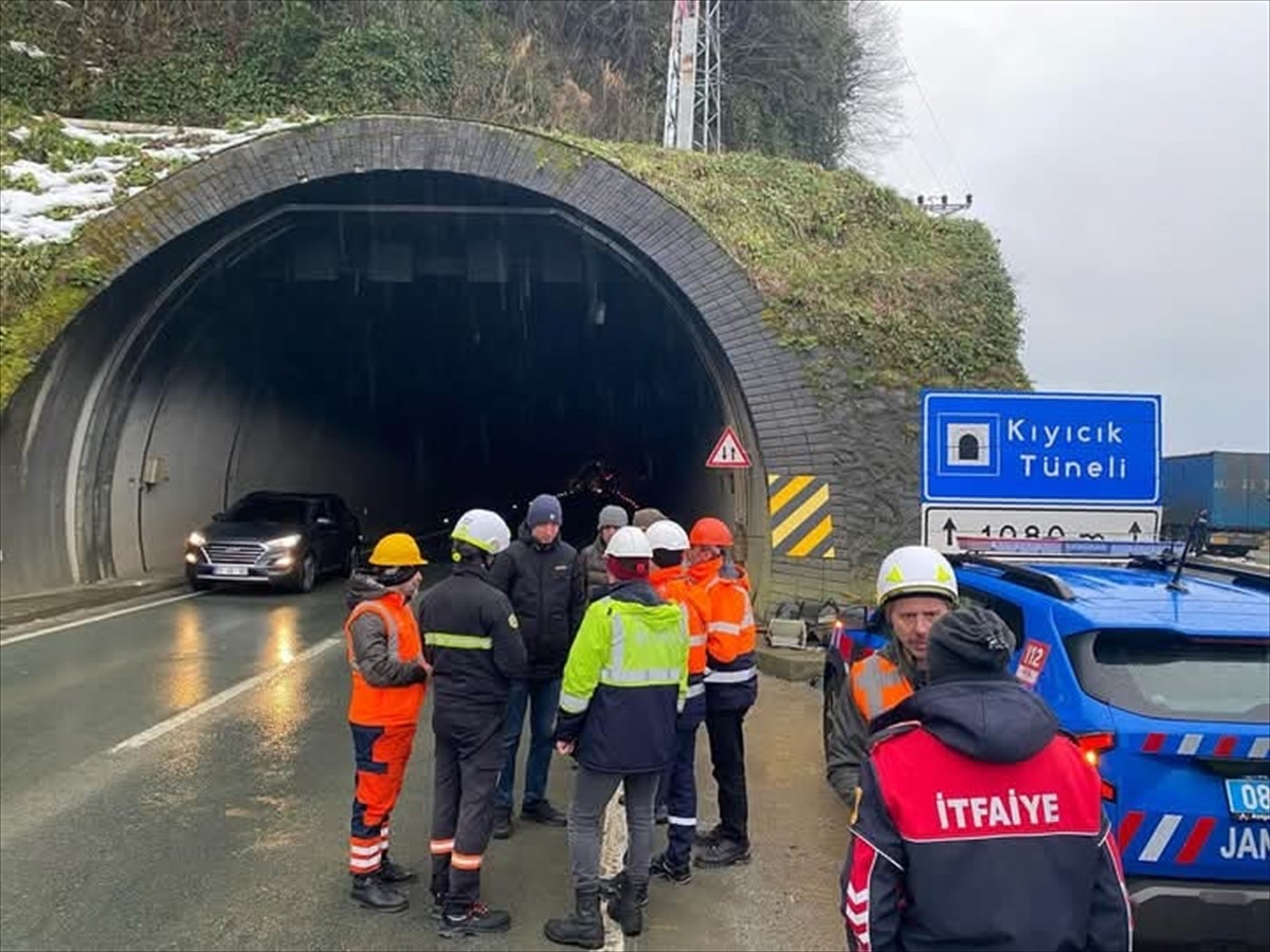 Artvin'in Arhavi ilçesinde tünelde meydana gelen tır yangınında dumandan etkilenen 5 kişi tedavi...