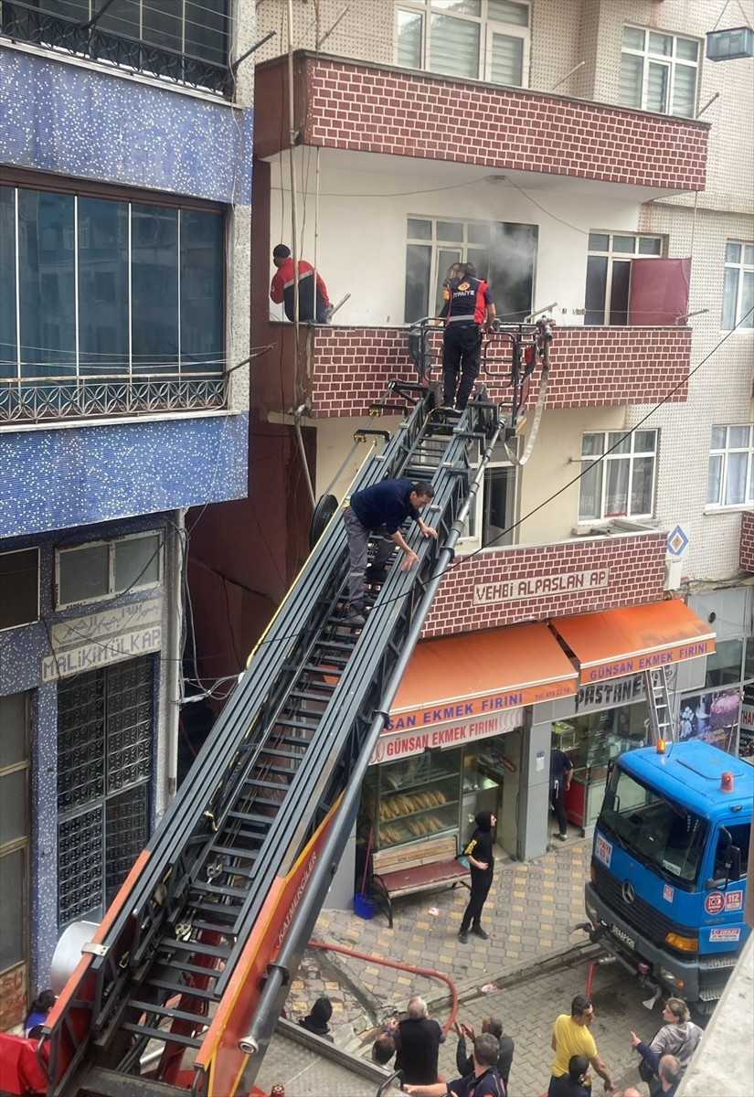 Artvin'in Borçka ilçesinde bir apartman dairesinde çıkan yangında dumandan zehirlenen aynı aileden...