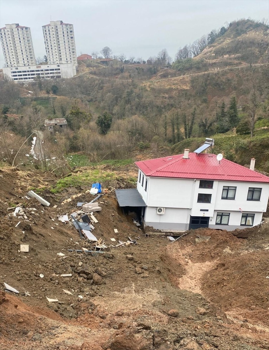  Artvin'in Hopa ilçesinde meydana gelen heyelandan etkilenmesine rağmen yapı bütünlüğü bozulmayan...