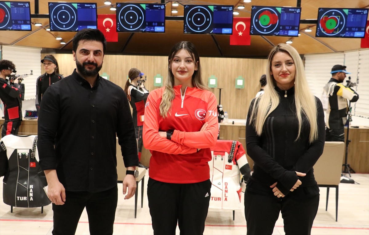Avrupa Havalı Silahlar Şampiyonası'nda Türkiye'ye ilk gümüş madalyasını kazandıran Damla Köse...