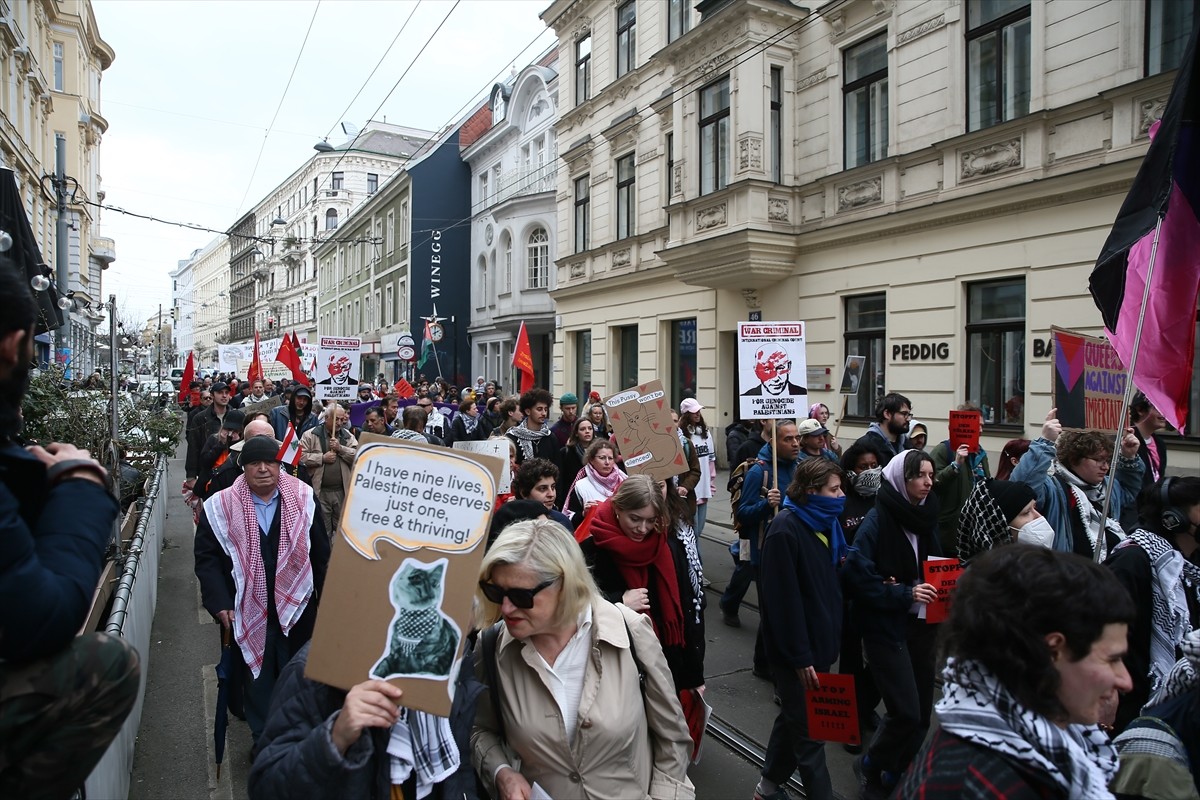 Avusturya'nın başkenti Viyana'da, İsrail'in ateşkesi bozarak Gazze Şeridi'ne yönelik saldırıları...