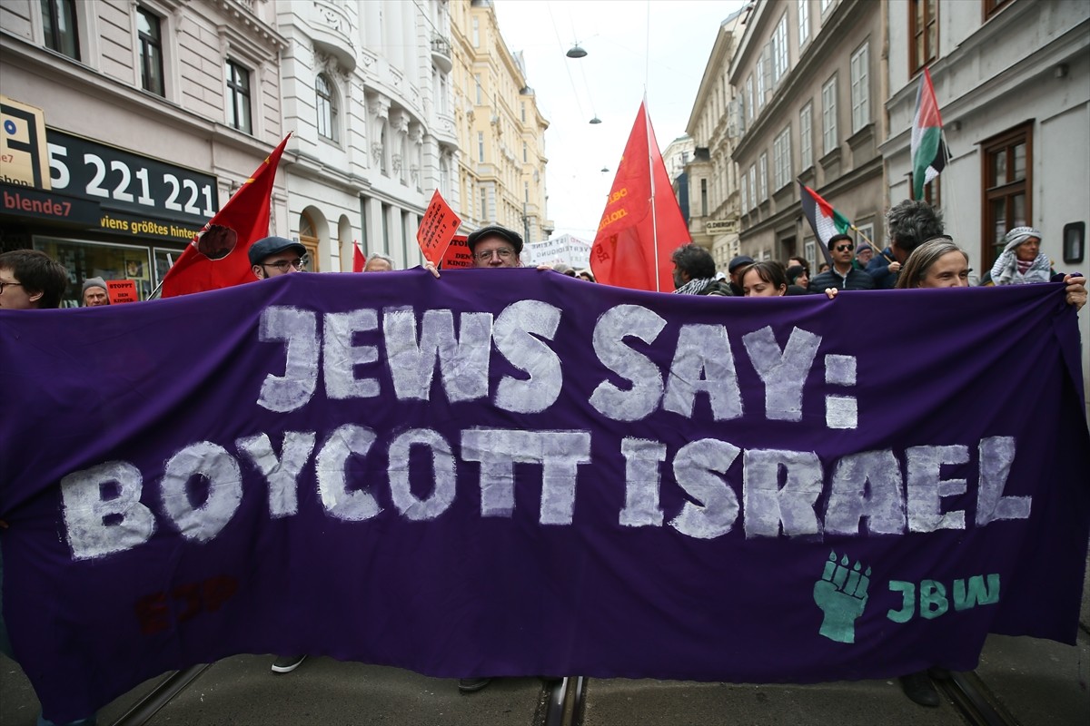 Avusturya'nın başkenti Viyana'da, İsrail'in ateşkesi bozarak Gazze Şeridi'ne yönelik saldırıları...