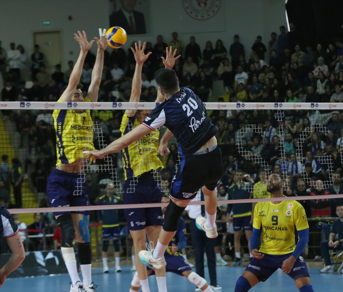 AXA Sigorta Erkekler Kupa Voley final maçında Halkbank ile Fenerbahçe Medicana, Rize'de, Yenişehir...