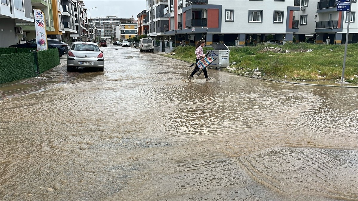 Aydın'ın Efeler ilçesinde patlayan su borusu nedeniyle yol trafiğe kapatıldı.