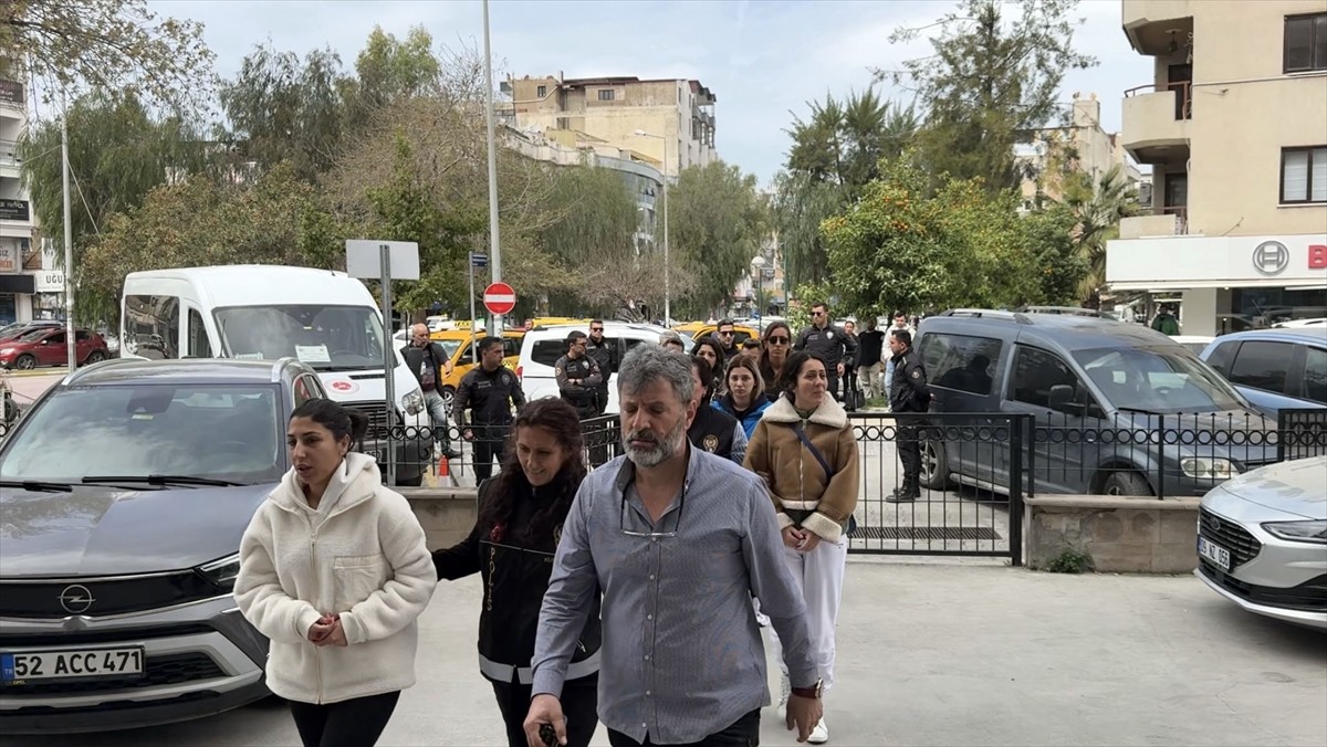 Aydın'ın Kuşadası ilçesinde tapu müdürüne şantaj ve tehditle iş yaptırmaya çalıştıkları öne...