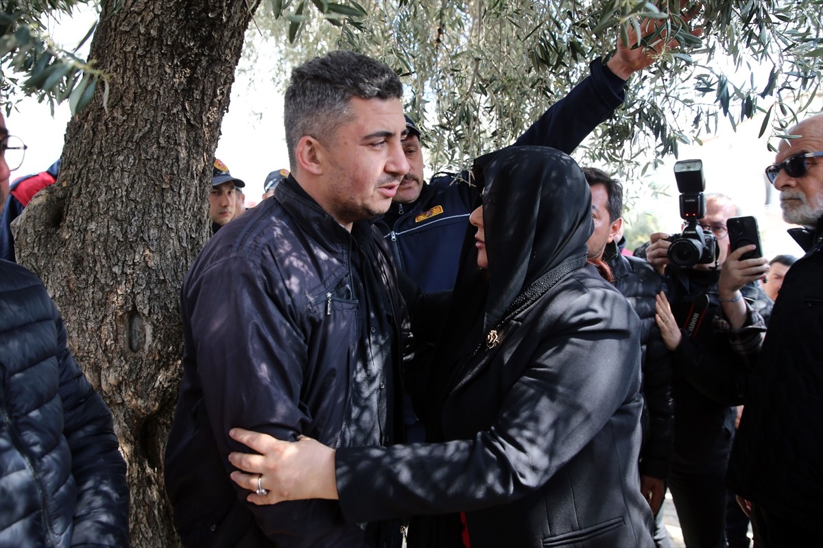 Aydın'ın Nazilli ilçesinde evde çıkan yangında hayatını kaybeden itfaiye erinin eşi ve 2 çocuğu...