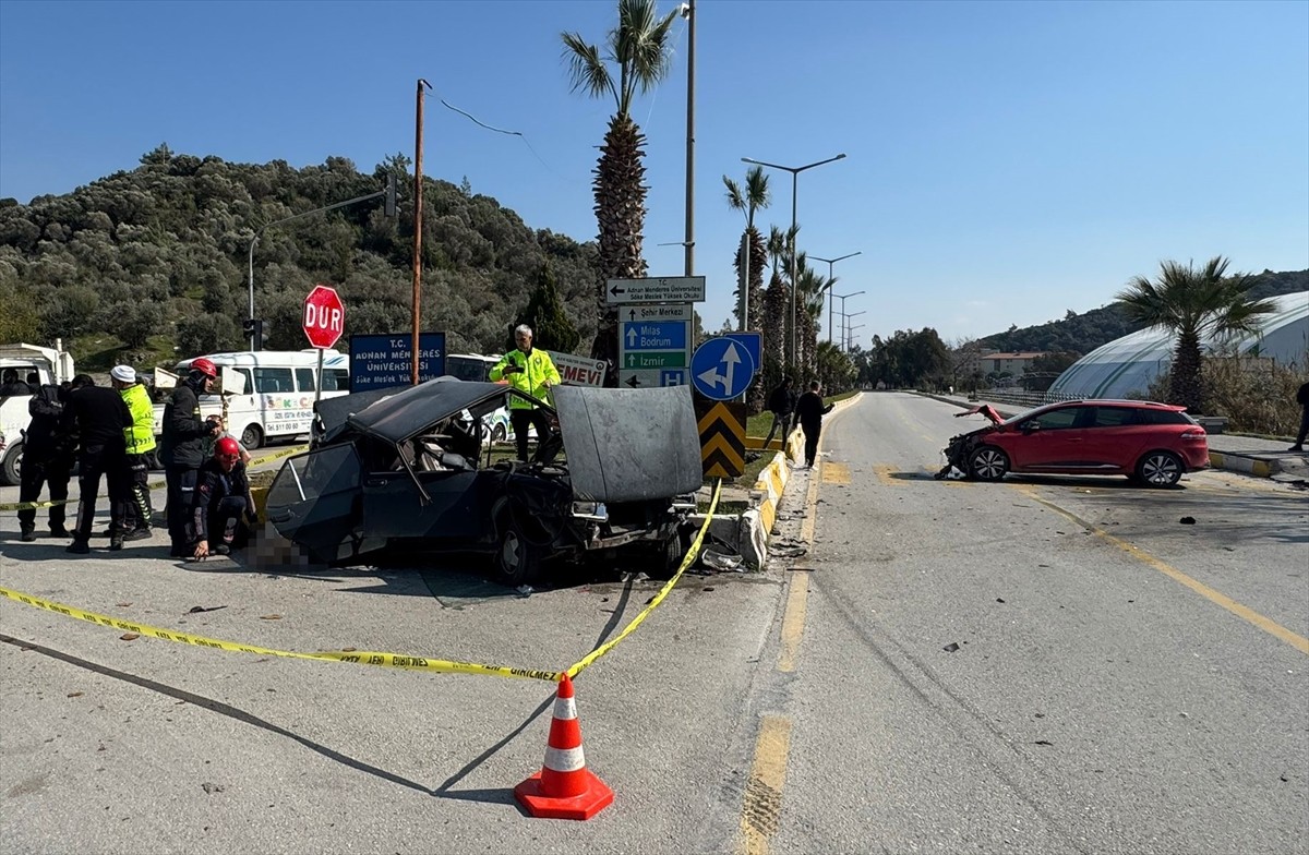 Aydın'ın Söke ilçesinde iki otomobilin çarpışması sonucu 1 kişi hayatını kaybetti, 1 kişi...