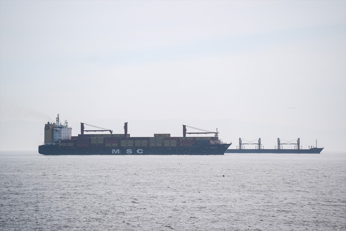 Bakırköy'de karaya oturan Liberya bayraklı konteyner gemisini kurtarma çalışması başlatıldı....