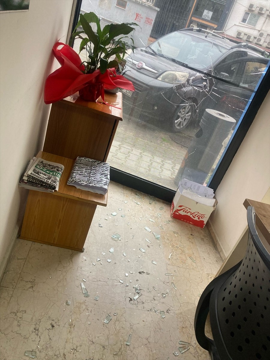 Balıkesir'in Burhaniye ilçesinde AK Parti binasına taşlı saldırı gerçekleştirildi.