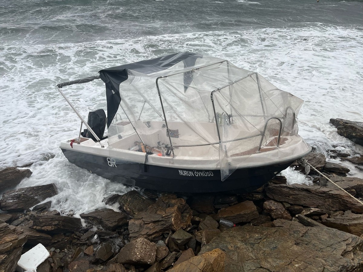 Balıkesir'in Erdek ilçesinde etkili olan fırtınada halatları koparak sürüklenen tekne...