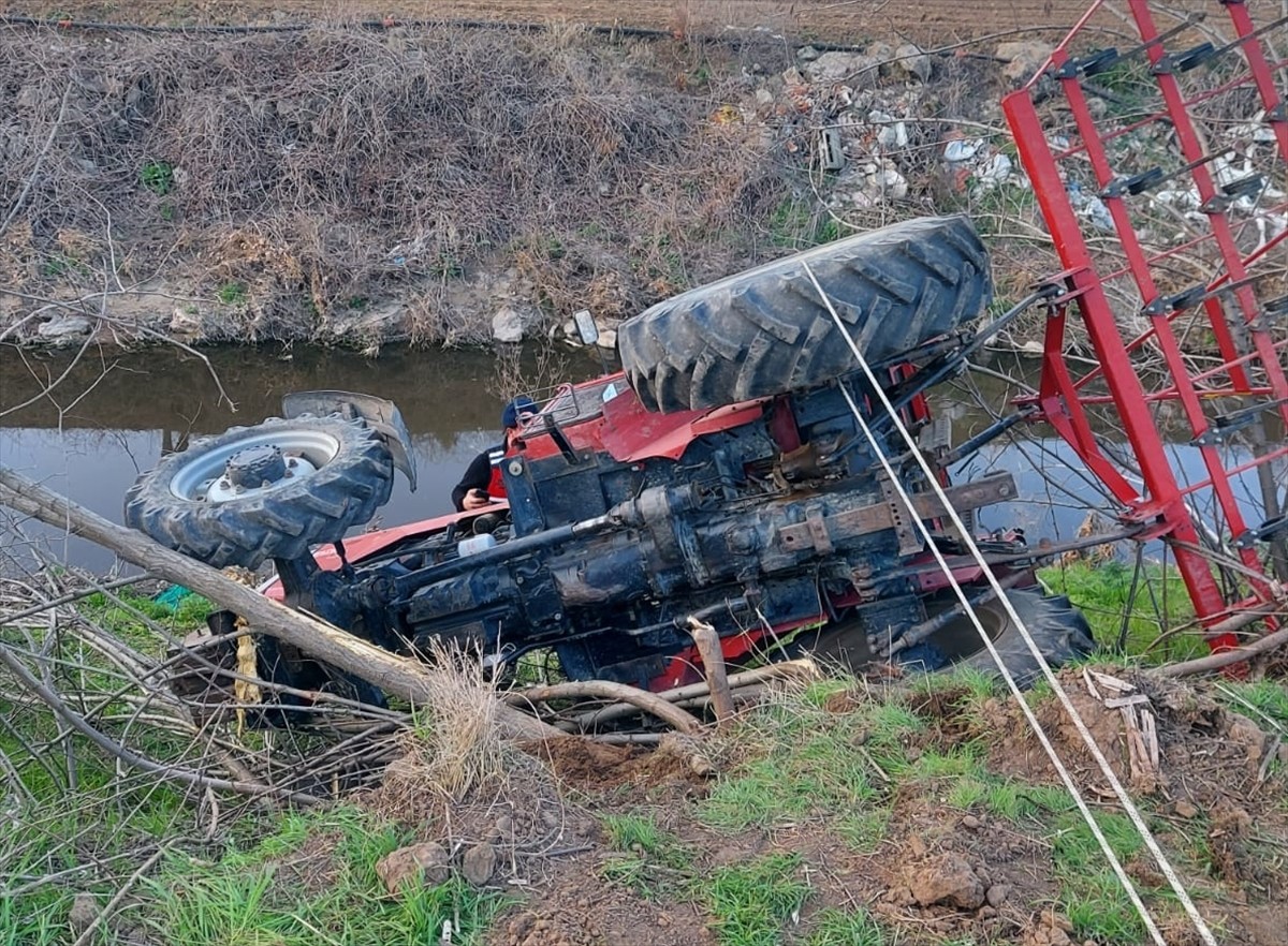 Balıkesir'in Susurluk ilçesinde traktörün devrilmesi sonucu sürücü hayatını kaybetti. Bölgeye...