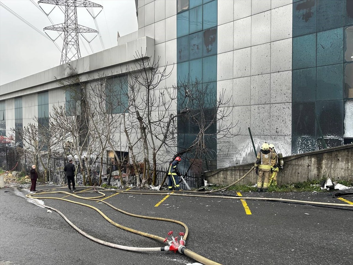 Başakşehir İkitelli'deki Aykosan Sanayi Sitesi'nde motor üreten 5 katlı iş yerinde çıkan yangın...