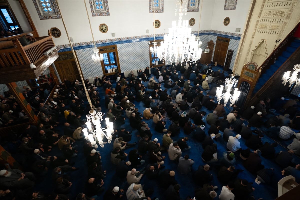 Başkentte bazı vatandaşlar, Ramazan Bayramı namazını Hacı Bayram Veli Camisi'nde kıldı.