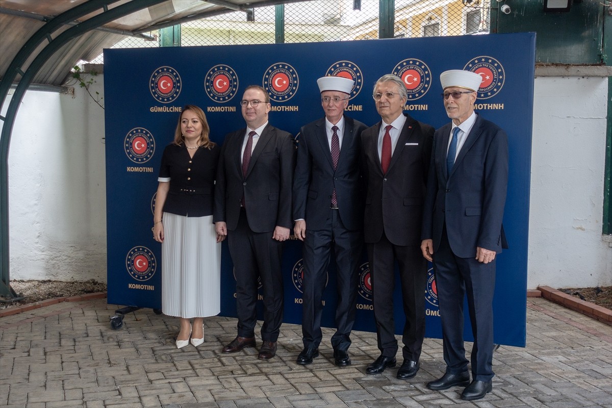 Batı Trakya’da, Ramazan Bayramı namazının ardından Türkiye'nin Gümülcine Başkonsolosluğu'nda halka...