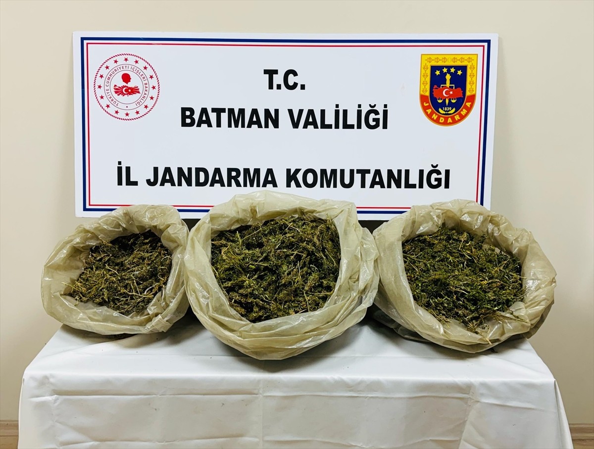 Batman'ın Kozluk ilçesinde düzenlenen uyuşturucu operasyonunda 21 kilo 600 gram kubar esrar ele...