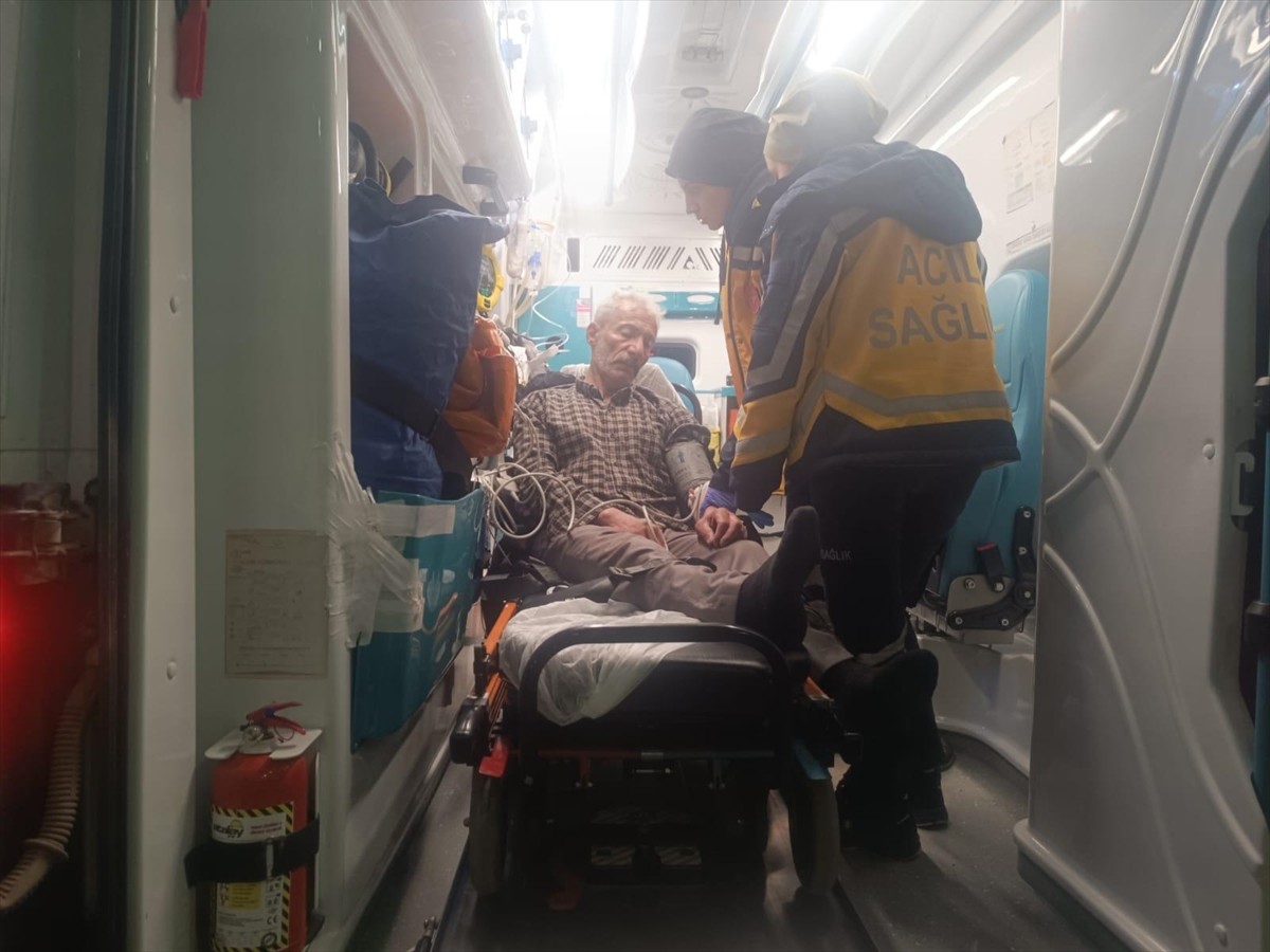 Batman'ın Sason ilçesinde, heyelan nedeniyle kapanan yolu İl Özel İdaresi ekiplerince açılan...