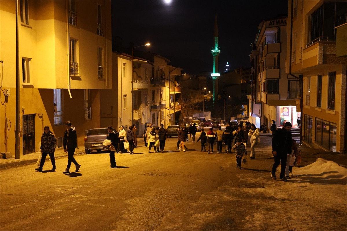 Bayburt'ta her yıl ramazanın 15'inci gününde çocukların katılımıyla düzenlenen "Onbeşi" geleneği...