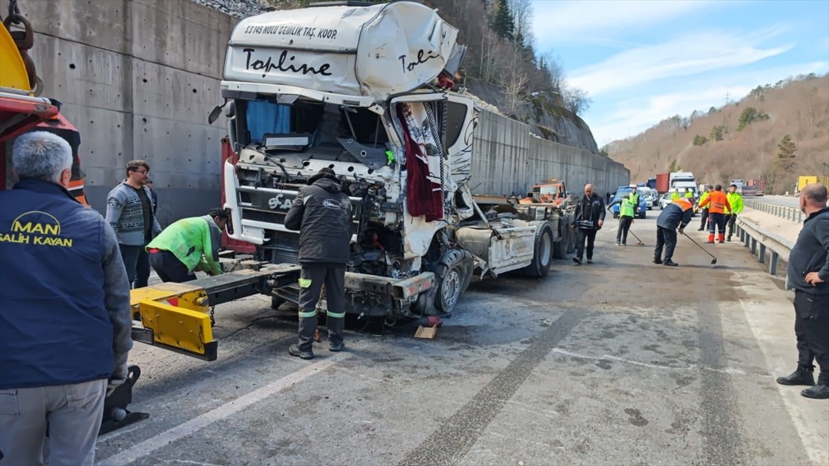 Bilecik'in Bozüyük ilçesinde devrilen tır, Bursa-Ankara kara yolunda ulaşımı aksattı. Bölgeye...