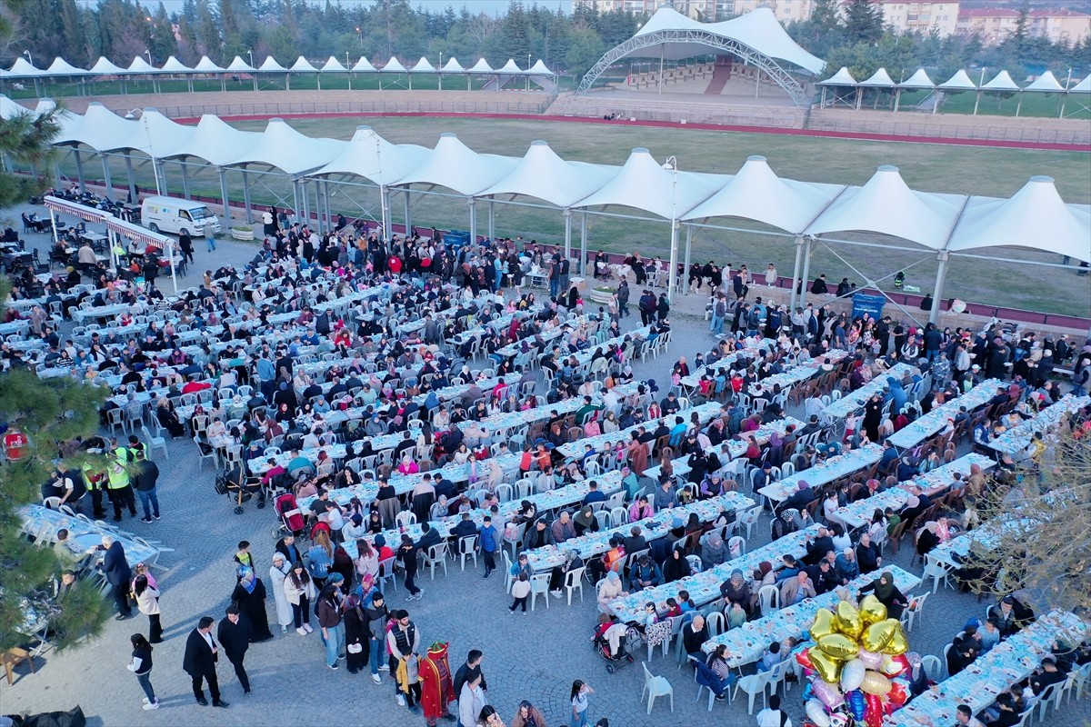 Bilecik'in Osmanlı Devleti'nin temellerinin atıldığı Söğüt ilçesinde iftar programı düzenlendi....