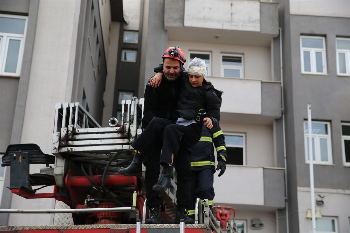 Bingöl'de 1-7 Mart Deprem Haftası dolayısıyla kentteki 49 okulda tatbikat gerçekleştirildi....
