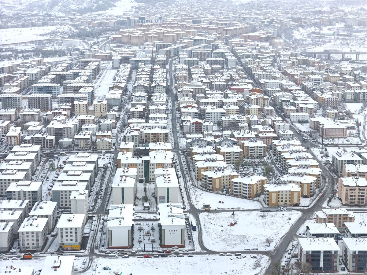 Bingöl'de kar yağışıyla beyaza bürünen kent merkezi havadan görüntülendi. Kentin çevresindeki...