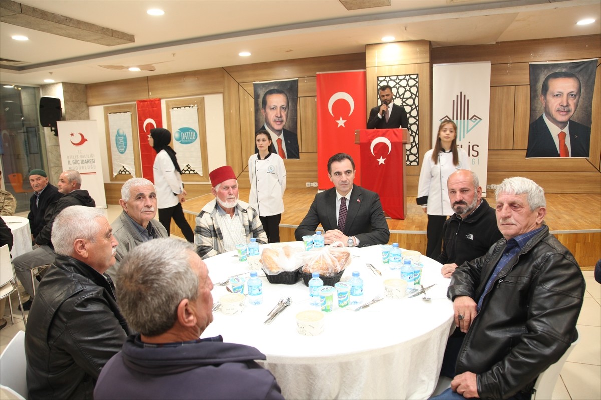 Bitlis'in Ahlat ilçesinde Ahıska Türkleri, iftar programında bir araya geldi. 