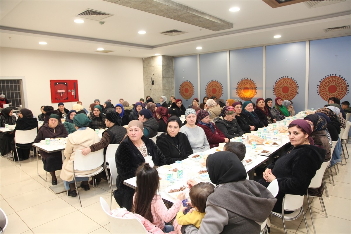 Bitlis'in Ahlat ilçesinde Ahıska Türkleri, iftar programında bir araya geldi. 