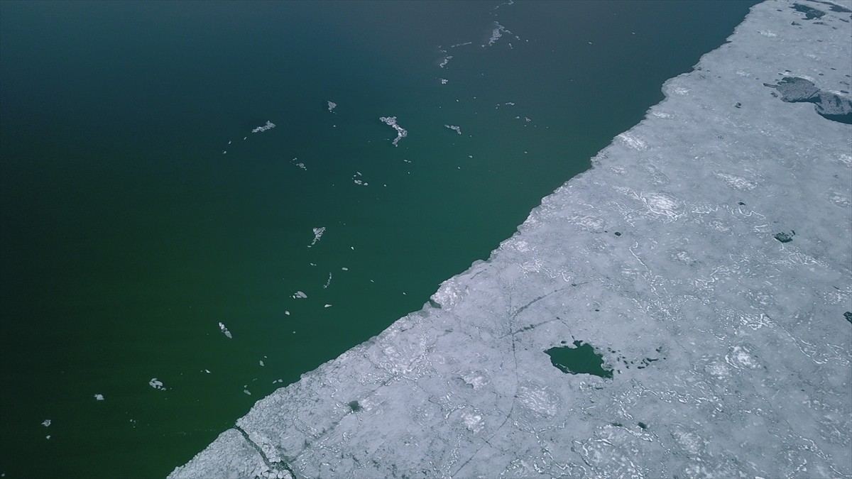 Bitlis'in Ahlat ilçesinde kışın yüzeyi donan Nazik Gölü'nde buzlar kısmen eridi.