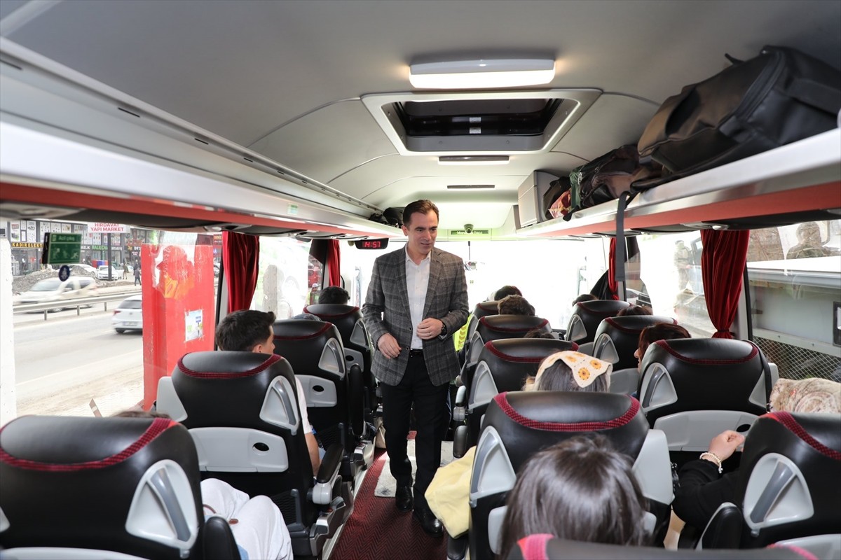 Bitlis Valisi Ahmet Karakaya (fotoğrafta), Ramazan Bayramı öncesi yol kontrol noktalarını ziyaret...