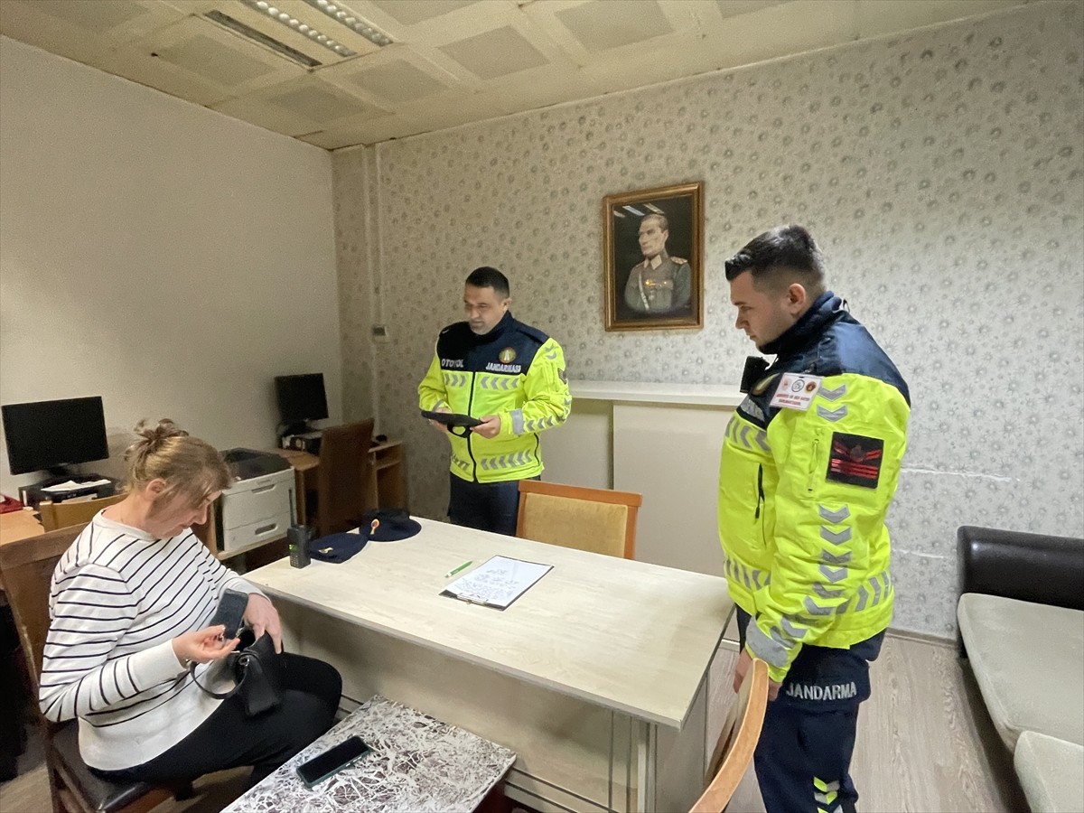 Bolu'da dinlenme tesisinde bulunan çanta sahibine teslim edildi.