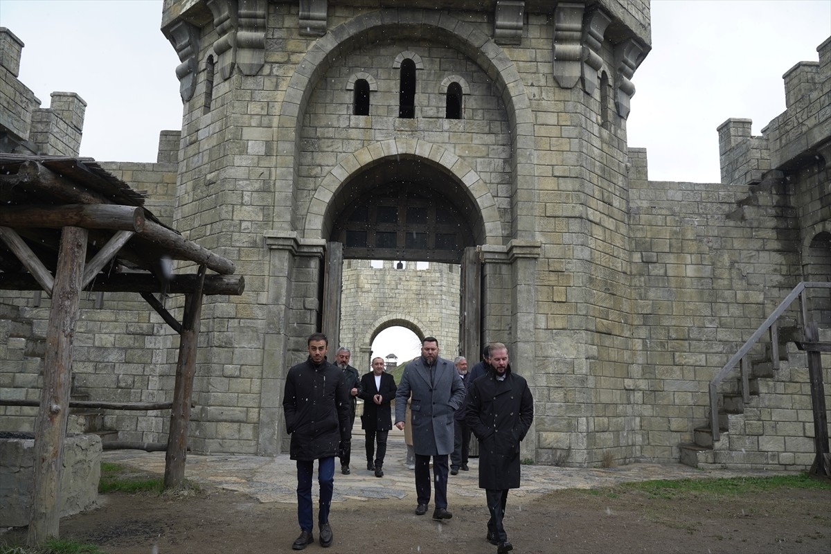 Bozdağ Film, Rusya merkezli medya ağı Gazprom Media Holding'i, Bozdağ Film Platoları'nda...