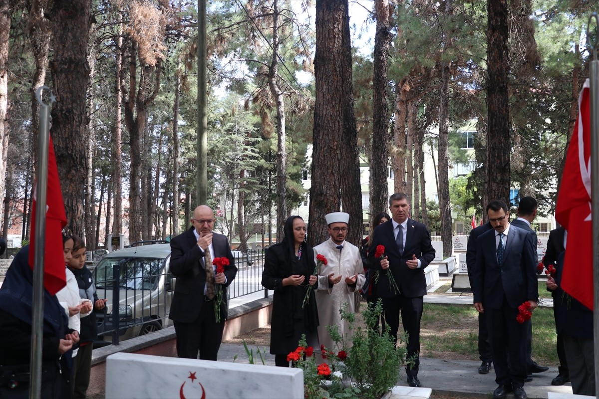 Burdur Valisi Tülay Baydar Bilgihan, Ramazan Bayramı arifesinde Burdur Şehitliği'ni ziyaret ederek...